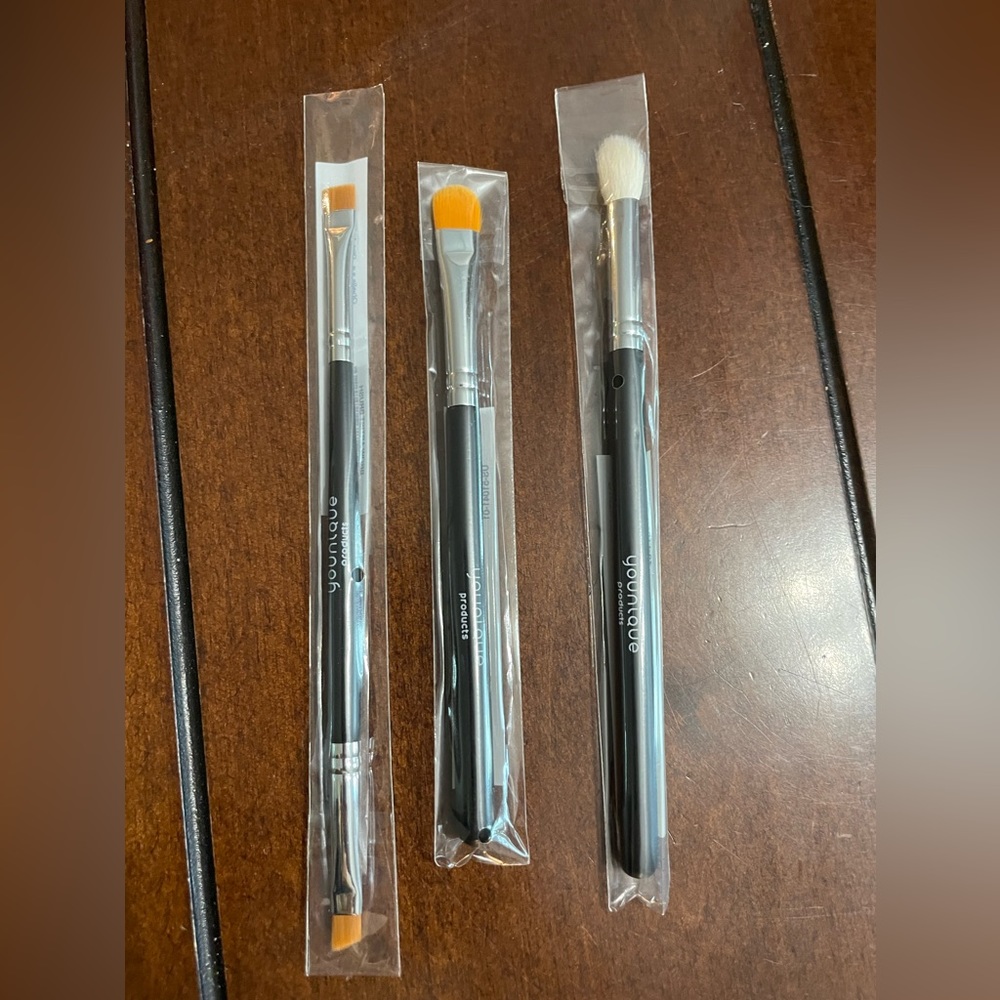 NWT brush set
